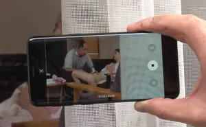 Bạn gái của con trai gian díu với bố gã chồng bị gã quản lý khu phố phát hiện