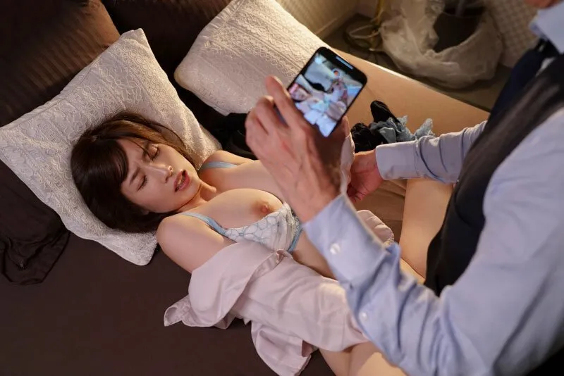 Cấp trên chuốc thuốc em thư ký bắt phang cả đêm khi đi công tác xa