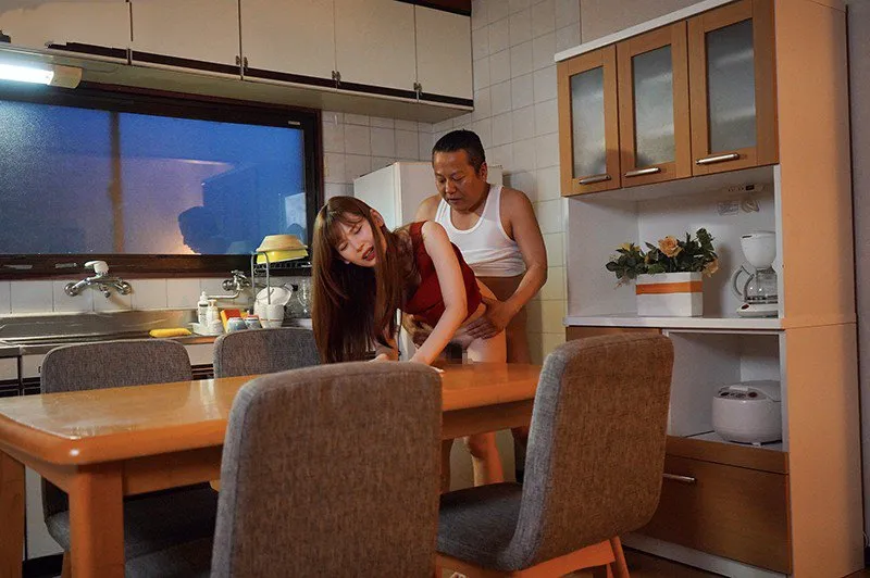 Cô con gái bị ông xã mới của mẹ địt mỗi ngày, cho dù đã có người yêu