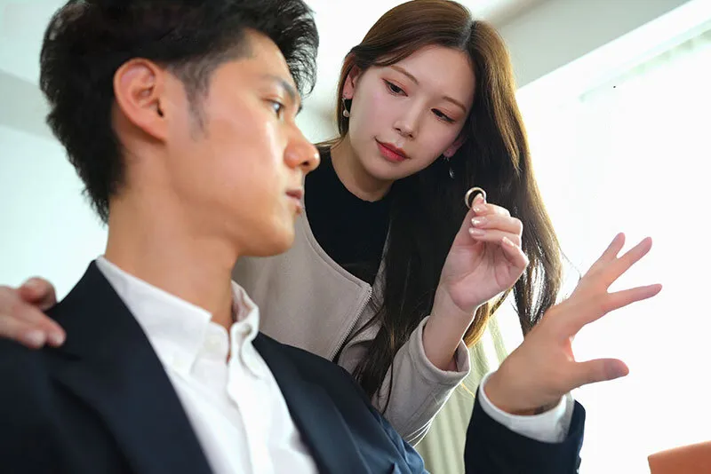 Bà xã đi đi chơi, chồng yêu ở nhà bị nhỏ em người vợ gạ phang không trượt phát nào